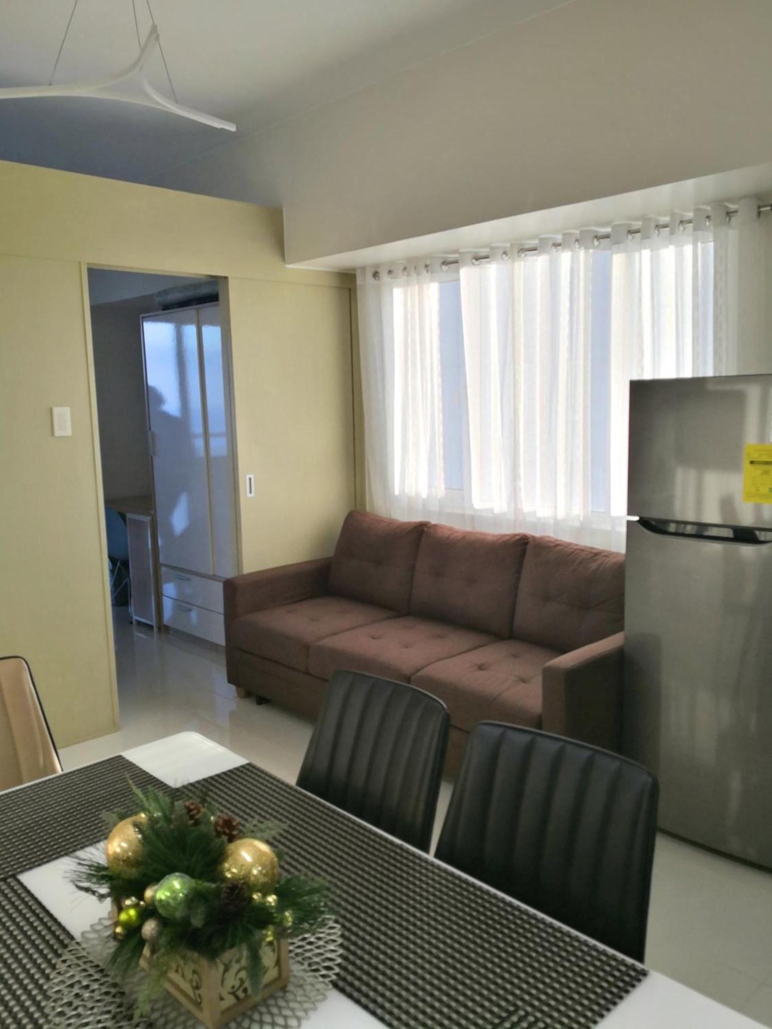 Blowing In The Wind - Lake View Apartments Tagaytay City Стая снимка