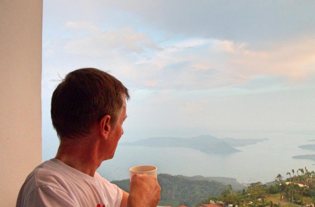 Blowing In The Wind - Lake View Apartments Tagaytay City Екстериор снимка